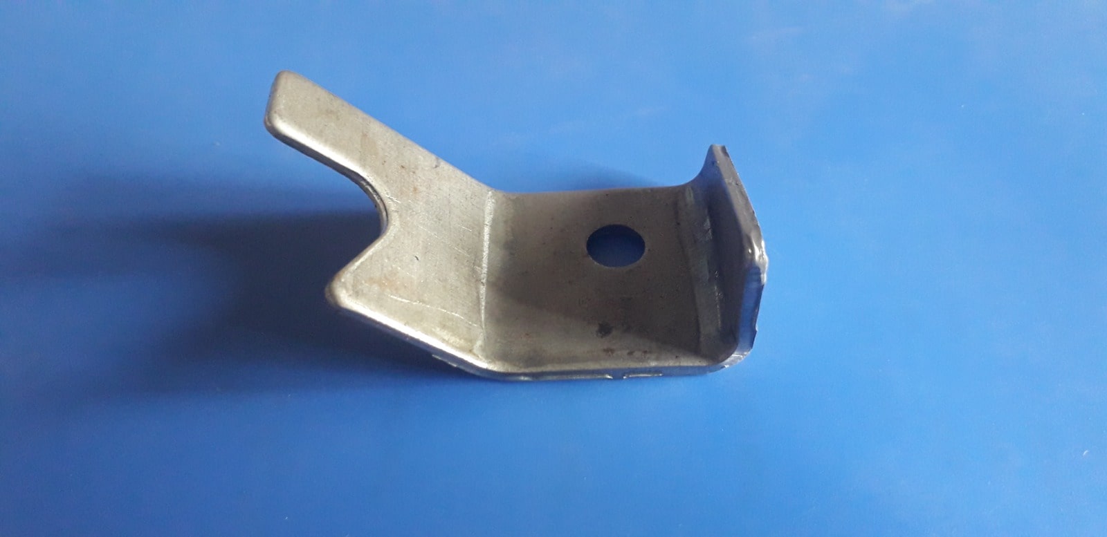 Heavy-duty industrial mounting bracket for demanding applications with enhanced load capacity